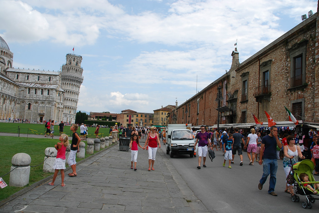 Pisa; rechts de vele kraampjes waar je een souverier kunt kopen