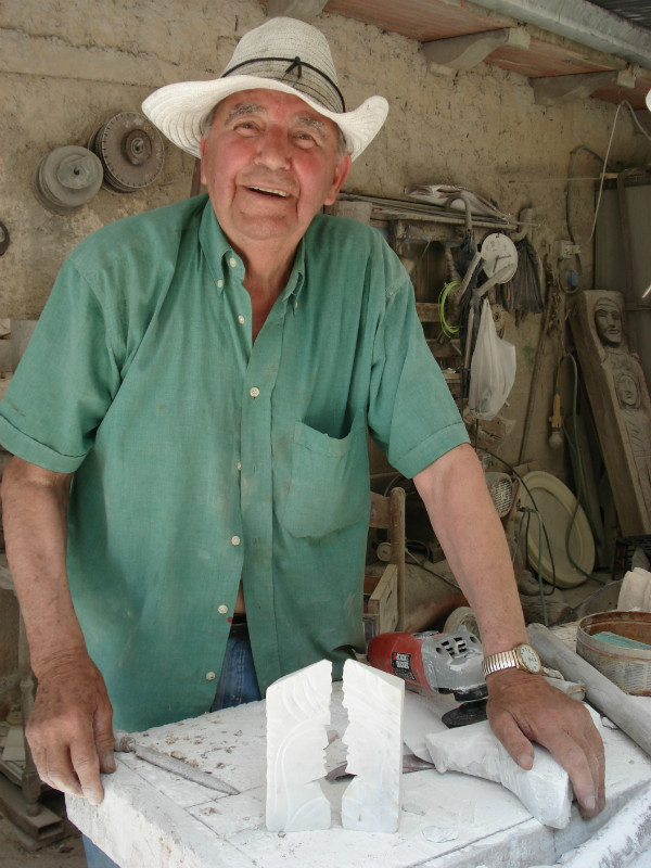 Carrara, na een bezoek aan de marmergroeven maakt deze meneer de mooiste dingen uit marmer!