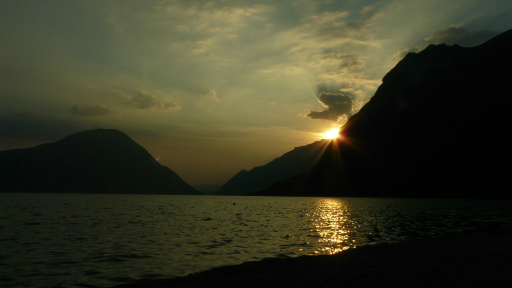 Prachtige zonsondergang bij het Luganomeer