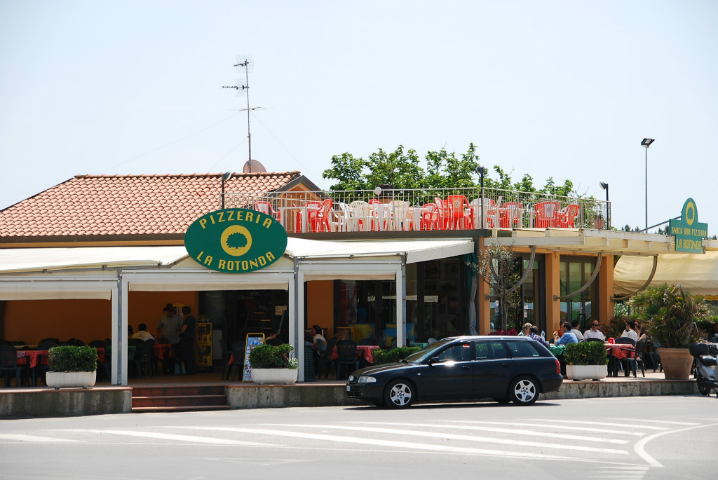 Pizzeria 'La Rotonda' bij de rotonde op de boulevard