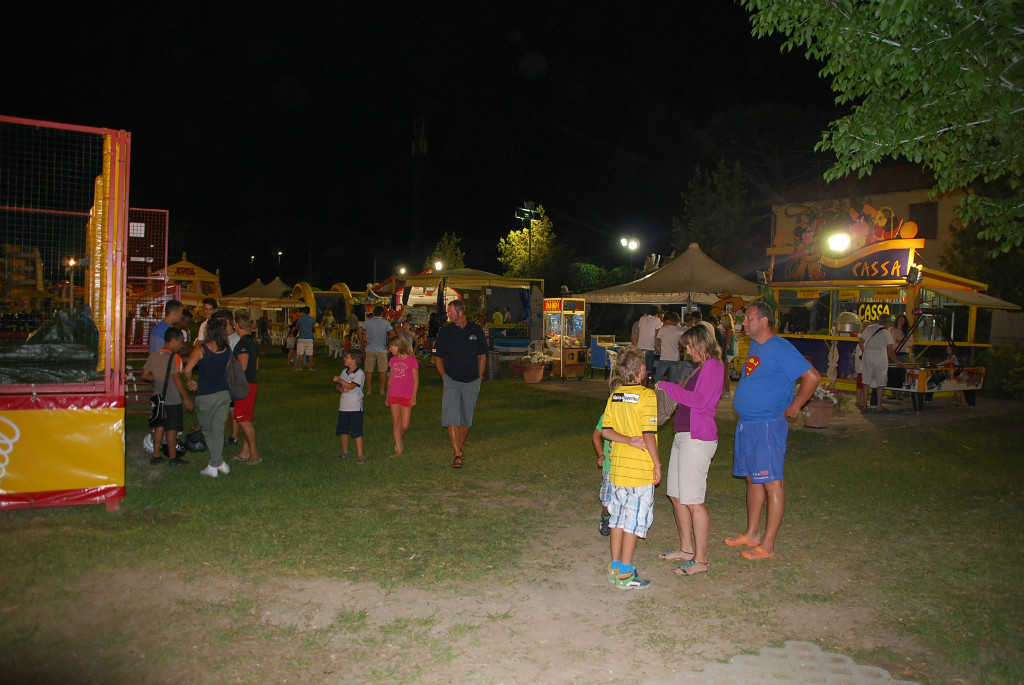 Speelpark voor kinderen tot ca. 12 jaar op loopafstand van de camping. In het hoogseizoen vrijwel iedere avond geopend