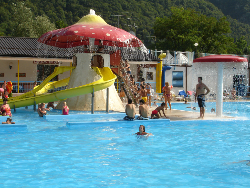 Het zwembad met kinderbad met een glijbanen paddestoel